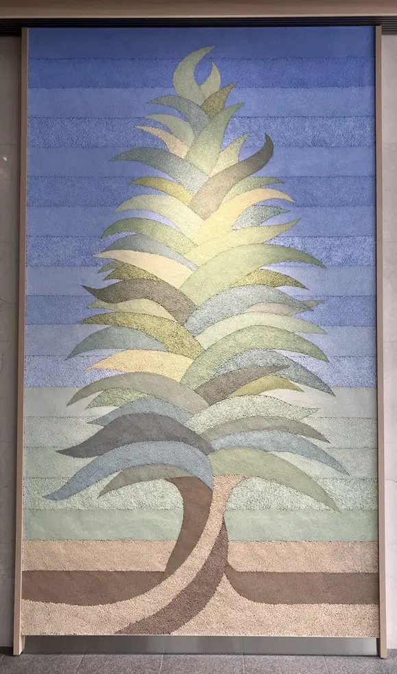 東京本店の玄関に設置された『Ecology』モニュメントの写真